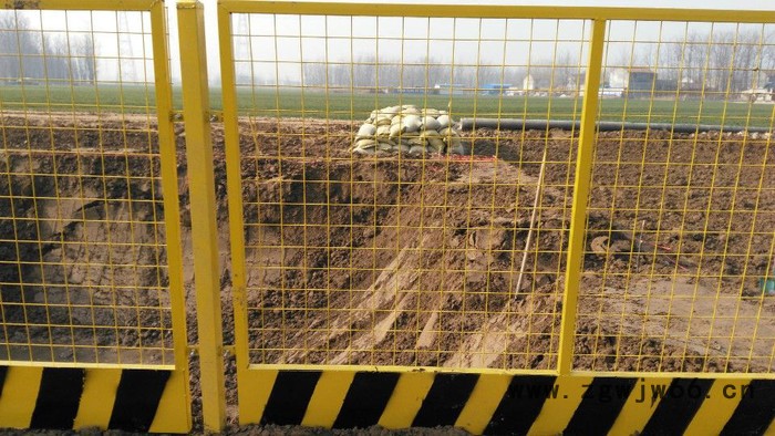 厂家  常年供应 白红喷涂基坑护拦道路施工基坑钢丝网建筑工地基坑防护网  大量现货 速来选购图3