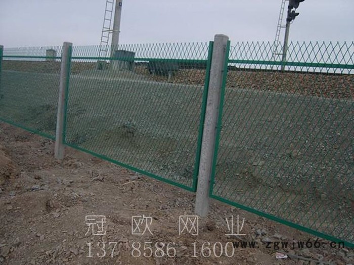 冠欧网栏蒙华铁路钢板网栅栏厂家 蒙华铁路钢板网防护栅栏价格 铁路防护栅栏水泥立柱 铁路线路金属网片防护栅栏